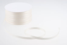 Laden Sie das Bild in den Galerie-Viewer, Satinband 6 mm breit in 23 Farben 1 Rolle mit 50 Meter
