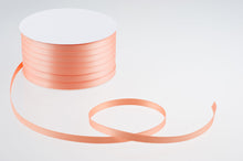 Laden Sie das Bild in den Galerie-Viewer, Satinband 6 mm breit in 23 Farben 1 Rolle mit 50 Meter
