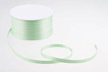 Laden Sie das Bild in den Galerie-Viewer, Satinband 6 mm breit in 23 Farben 1 Rolle mit 50 Meter
