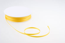 Laden Sie das Bild in den Galerie-Viewer, Satinband 3 mm breit in 23 Farben 1 Rolle mit 50 Meter
